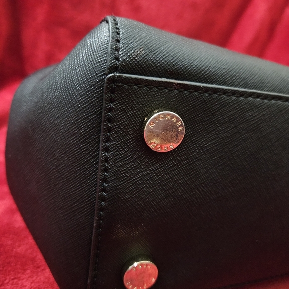 Michael Kors Black Leather Savannah Shoulder Bag - Picture 11 of 16